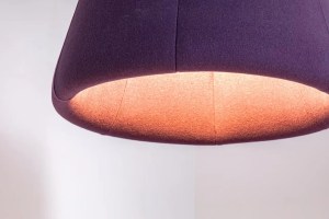 Lampe suspendue acoustique violet de Buzzispace pour éclairer et réduire le bruit dans les espaces de travail vue de dessous