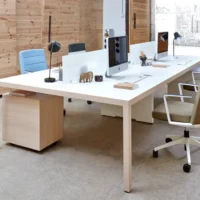 au bureau, des bureaux bench 4 personnes blanc avec pieds métal