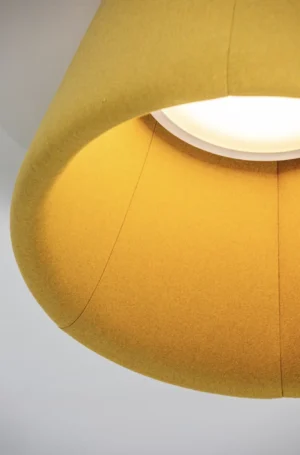 Lampe suspendue acoustique jaune de Buzzispace pour éclairer et réduire le bruit dans les espaces de travail vue de dessous