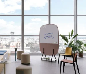 Panneau acoustique avec tableau rose et blanc, avec tableau et roulettes mobiles parfait pour créer une séparation efficace entre les espaces de bureau et open spaces.