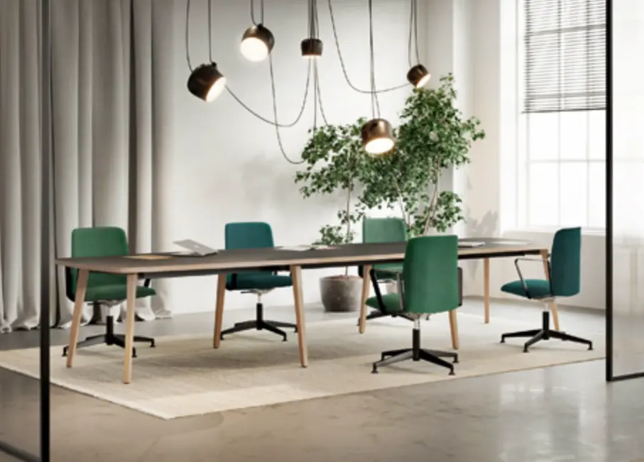 salle de réunion avec tables, chaises et luminaires