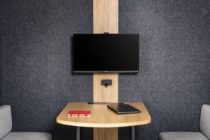 ecran de visioconférence dans une cabine acoustique 2 personne, cabine acoustique 4 personnes pour réunion de bureau, et meeting pod dans un open space