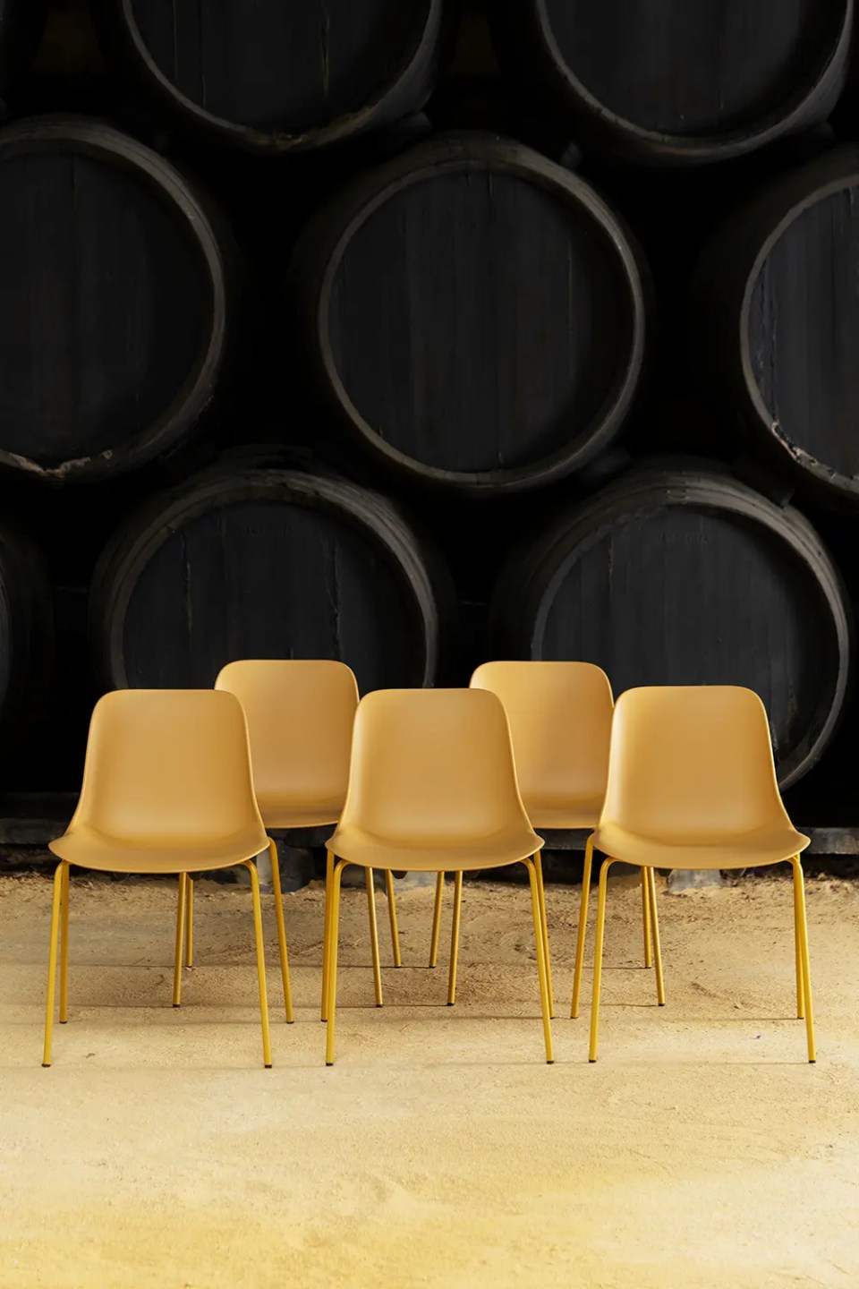 chaise de collectivité jaune empilable, ou chaise de réunion pour coworking en open space ou restaurant ou universités