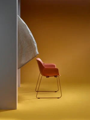 chaise de collectivité rouge, ou chaise de réunion jaune pour coworking en open space avec accoudoirs en gros plan