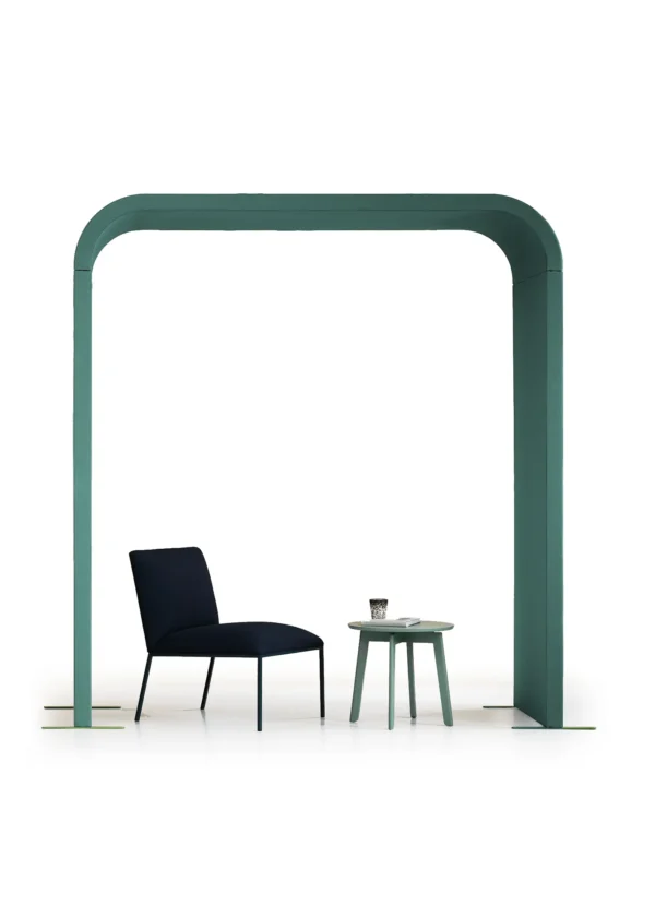 arche et alcôve acoustique pour aménager un open space et réduire le bruit en open space avec chaise sur fond blanc