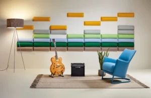 dalles acoustiques murales design de différentes couleurs pour réduire le bruit en studio d'enregistrement avec guitare et fauteuil