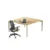 Une image d'un bureau moderne avec des bureaux blancs et des murs en verre. Vues panoramiques, aménagement d'un bureau bench avec des chaises ergonomiques.