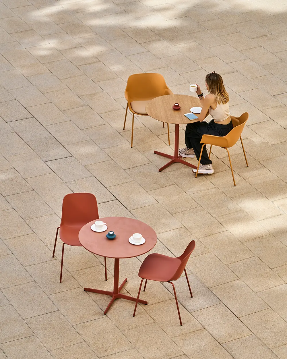 tables et chaises rouge et jaune sur une terrasse de café