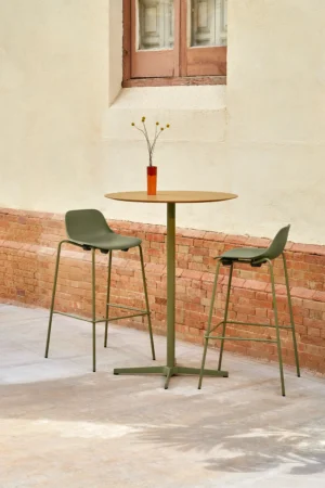 tables hautes de bistrot ronde plateau bois avec tabourets hauts vert olive dans un bar ou bistrot extérieur