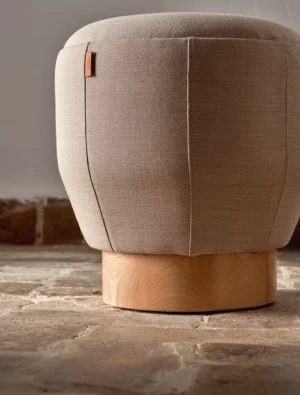 Pouf haut de gamme beige avec poignée en cuir en tissus pour entreprises, bar et restaurant en extérieur différentes tailles sur une terrasse vue de près