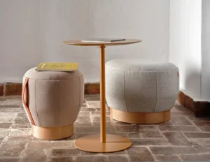 pouf haut de gamme avec table, et un pouf a poignée