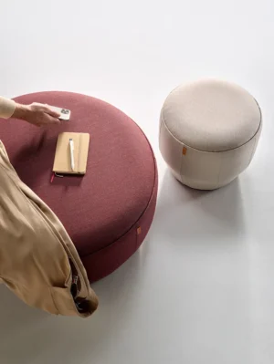 Poufs haut de gamme avec poignée en cuir tissus et tablette pour espaces lounge, entreprises, bar et restaurant en extérieur différentes tailles