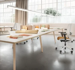 bureau bench 4 postes de travail blanc avec pieds en bois dans un open space avec des chaises ergonomiques jaune