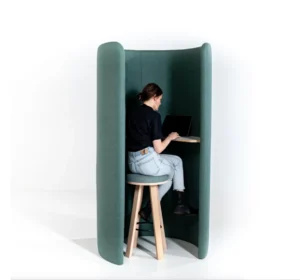 alcove acoustique 1 personne en open space avec tabouret rembourré