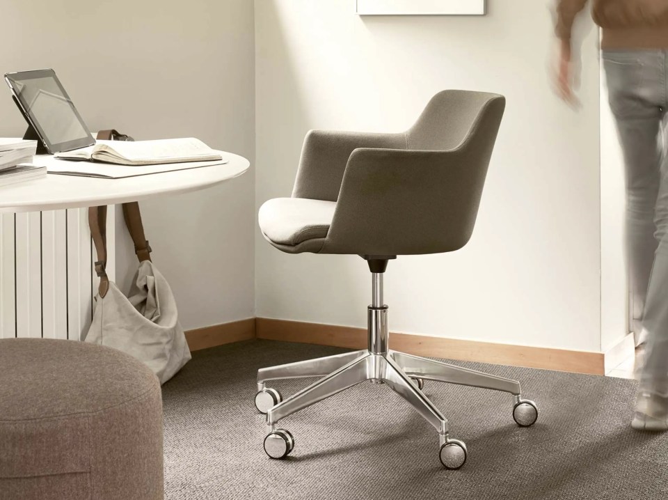 Chaise de réunion et télétravail : une chaise ergonomique avec accoudoirs et dossier réglables pour un confort optimal.