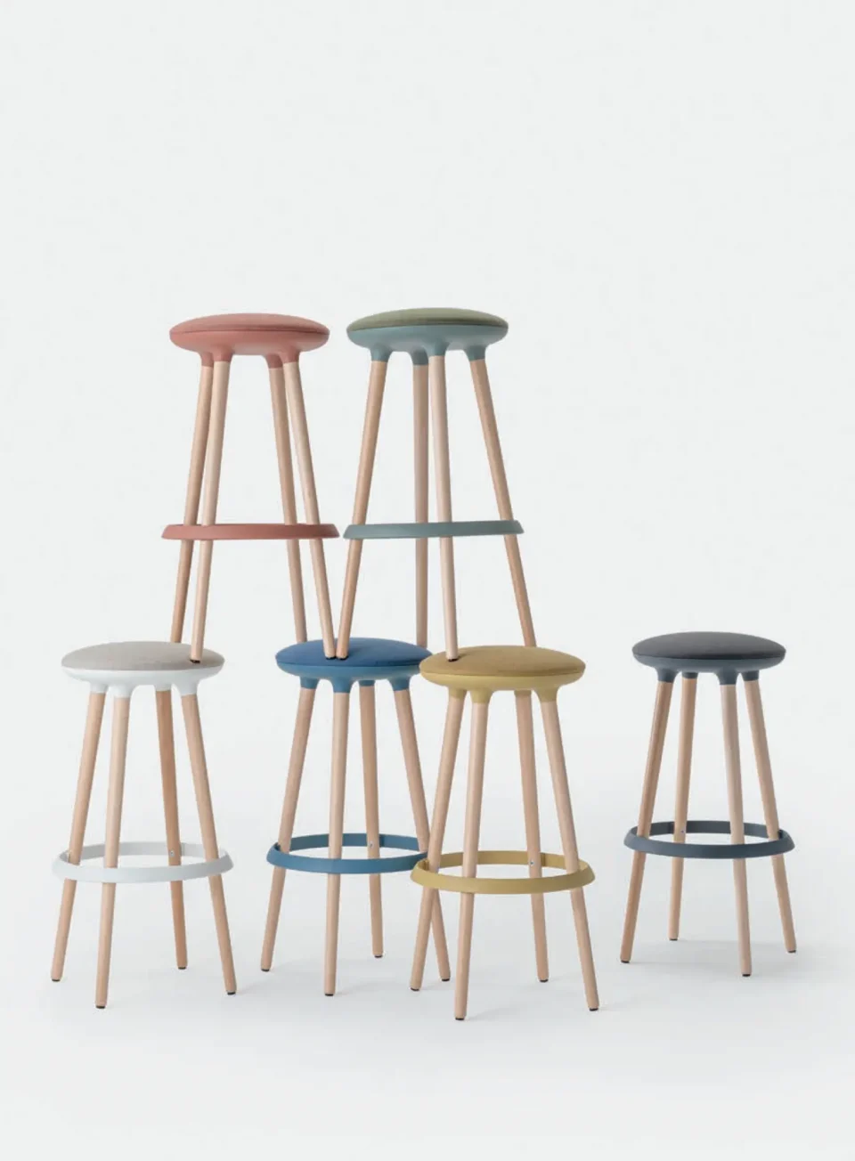 tabouret design avec repose pied de couleur et pieds en bois