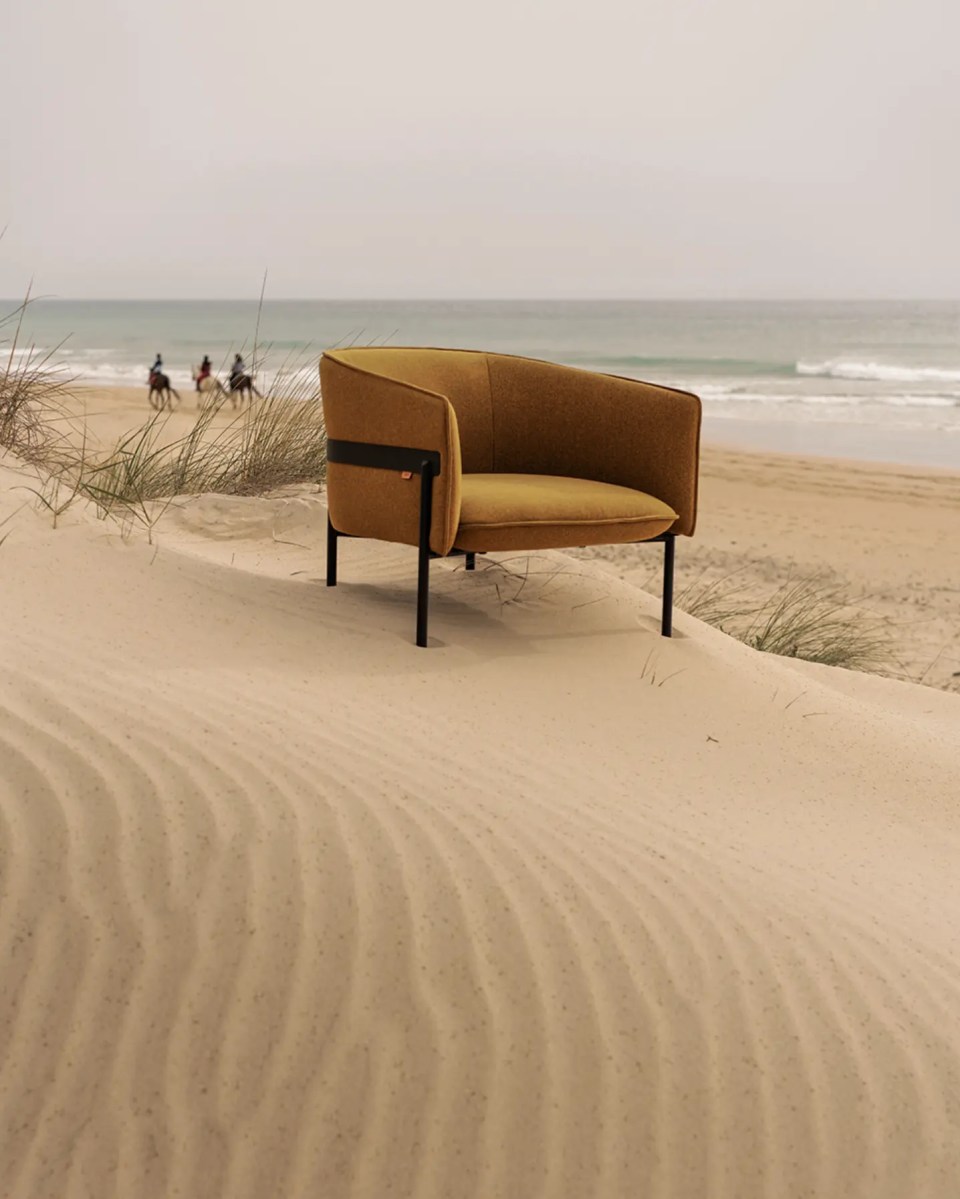 fauteuil lounge camel avec pieds noir métal pour bar de plage