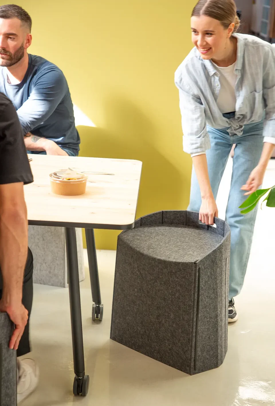 pouf pour coworking avec poignée gris foncé pour pause déjeuner