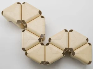 Plusieurs tabourets en bois design aux lignes épurées vue de dessus