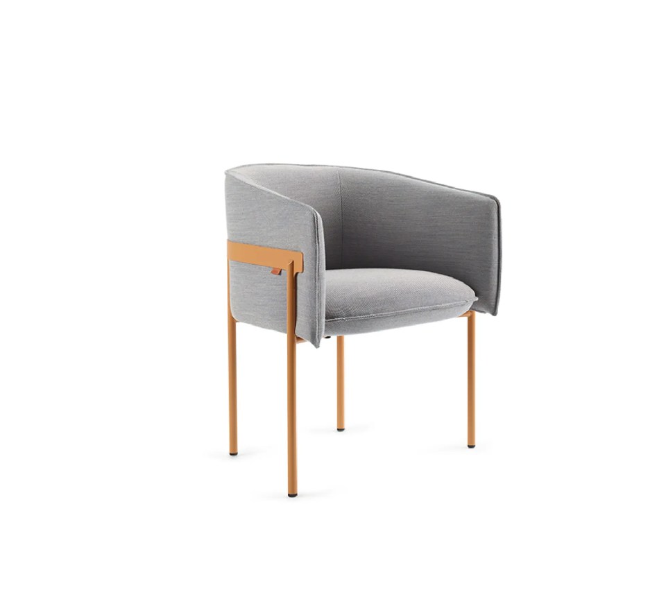 Un fauteuil lounge gris en tissus pieds metal orange vue de 3/4 sur fond blanc