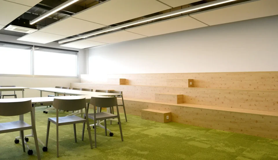 Types de Gradins en Bois pour les Espaces Collaboratifs