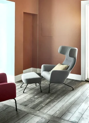 fauteuil design haut de gamme gris avec repose pieds pouf assorti, structure noire et design enveloppant