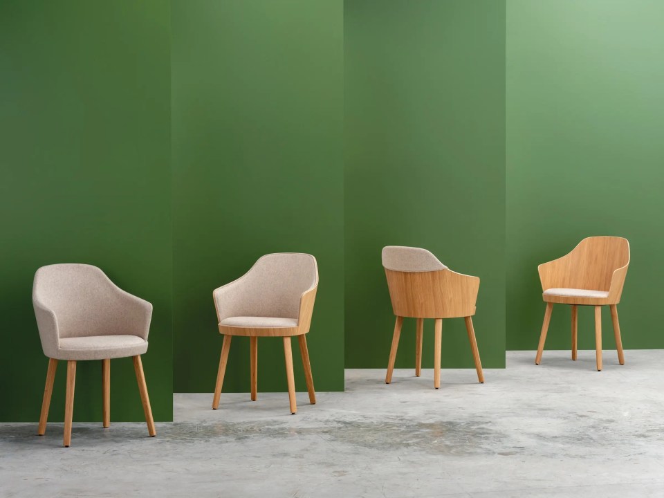 quatre chaises en bois et tissus avec accoudoirs design beige et bois de chêne pour restaurants, cafétéria et bar