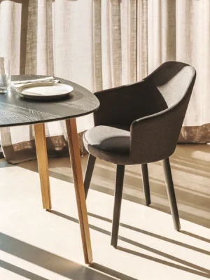 chaise en bois et tissus avec accoudoirs design beige et bois de chêne pour restaurants, cafétéria et bar