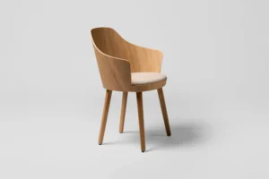 chaise en bois et tissus avec accoudoirs design beige et bois de chêne pour restaurants, cafétéria et bar