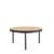 Une table ronde gigogne avec des pieds noirs et un plateau en bois. Près d'elle se trouve un fauteuil lounge.