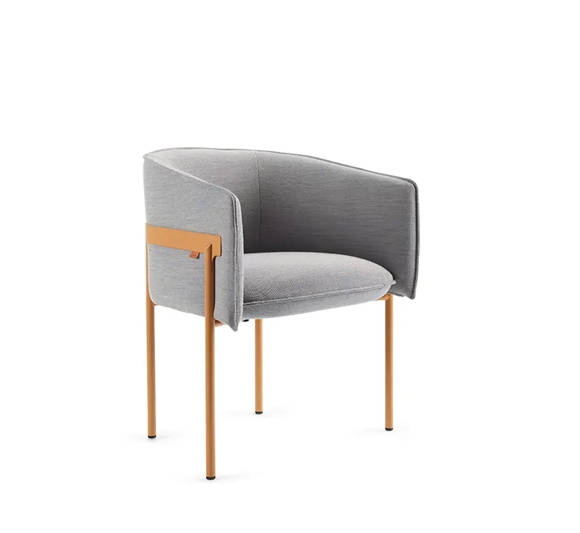 Un fauteuil lounge gris en tissus pieds metal orange vue de 3/4