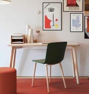 bureau individuel et table de télétravail avec une chaise dans un home office design