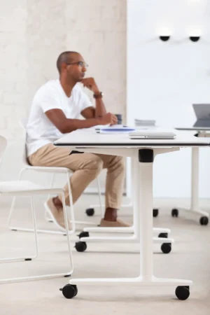 table de réunion modulaire avec roulettes et rabbattable avec chaises pour réunion 6 8 19 personnes