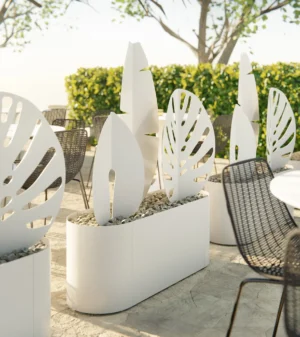 Claustra végétal en métal design blanc pour terrasse et extérieurs avec des grandes feuilles