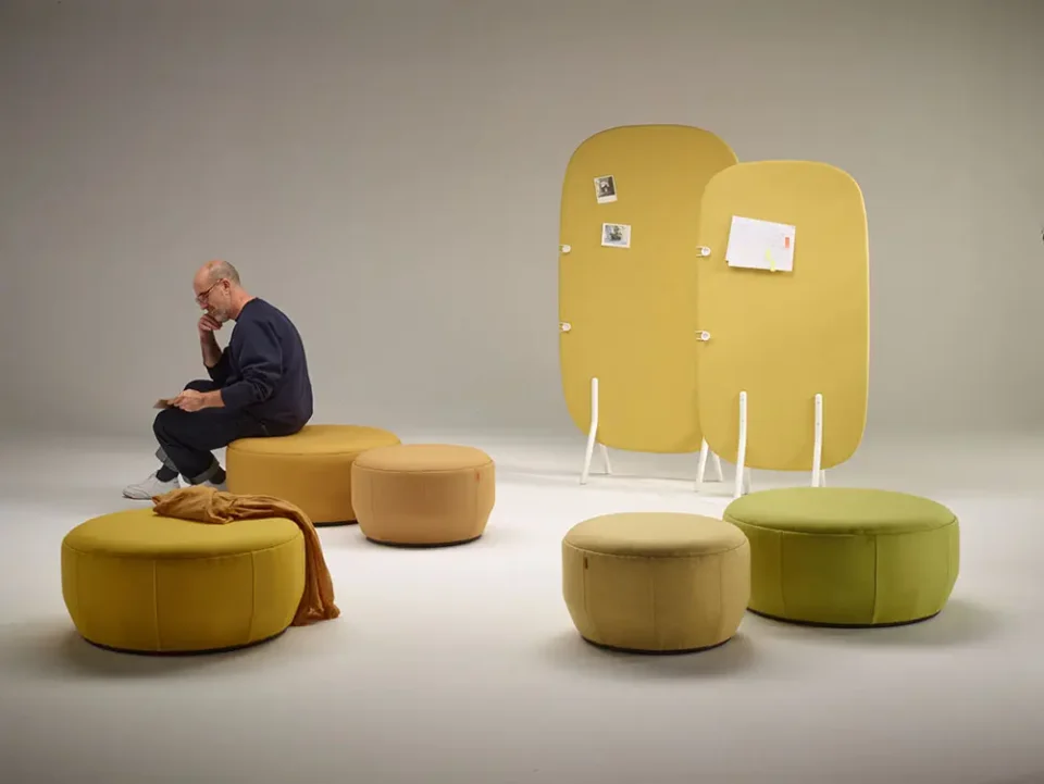 Deux panneaux acoustiques jaune avec une base blanche pour séparer les espaces de bureau et open spaces.