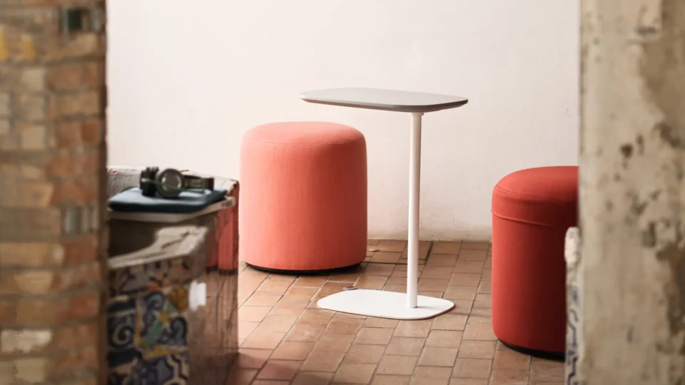 aménagement espace coworking avec une table d'appoint ou bout de canapé blanc forme carré arrondi avec un pied très design avec poufs assortis pour open space