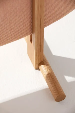 Un gros plan du pied d'un panneau acoustique fixe Noray dans un open space design.