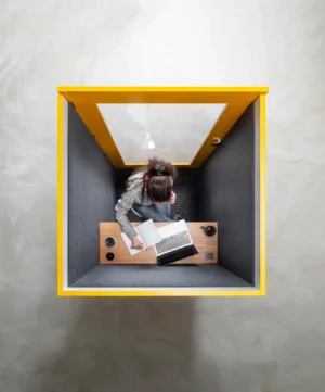 vue de haut une cabine acoustique individuel, pod acoustique pour téléphoner, cabine téléphonique de bureau dans un open space pour réduire le bruit