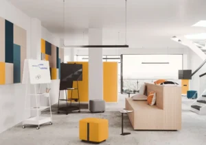 gradins mobiles de coworking de bureau avec rangements coussins et poufs et un bureau avec supports mobiles pour TV et panneaux acoustiques