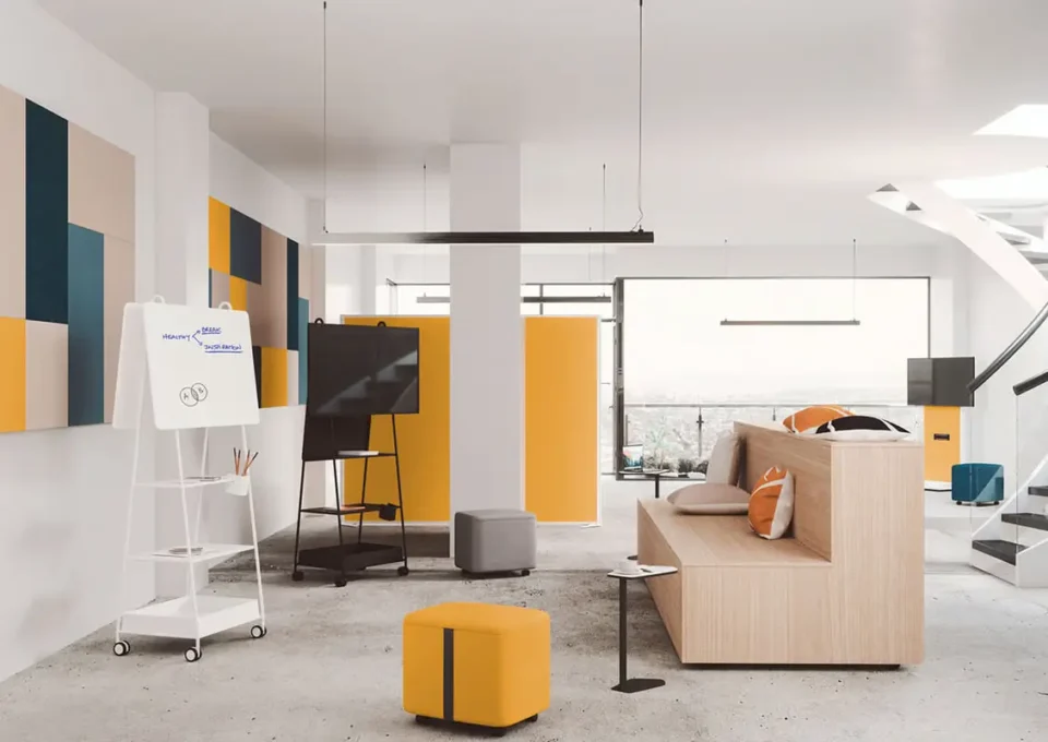 aménagement flex office avec gradins mobiles de coworking de bureau avec rangements coussins et poufs et un bureau avec supports mobiles pour TV et panneaux acoustiques