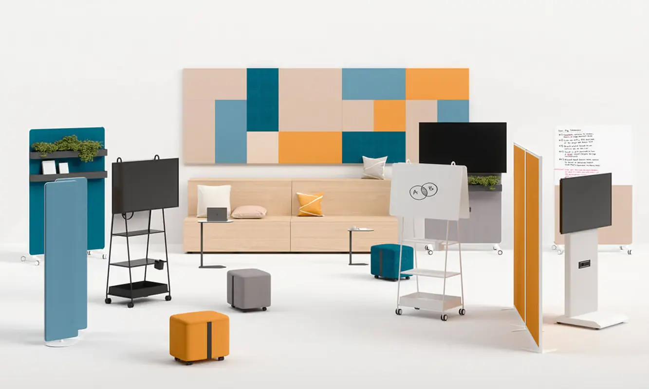 gradins en open space avec support tv mobile, poufs et panneaux acoustiques muraux