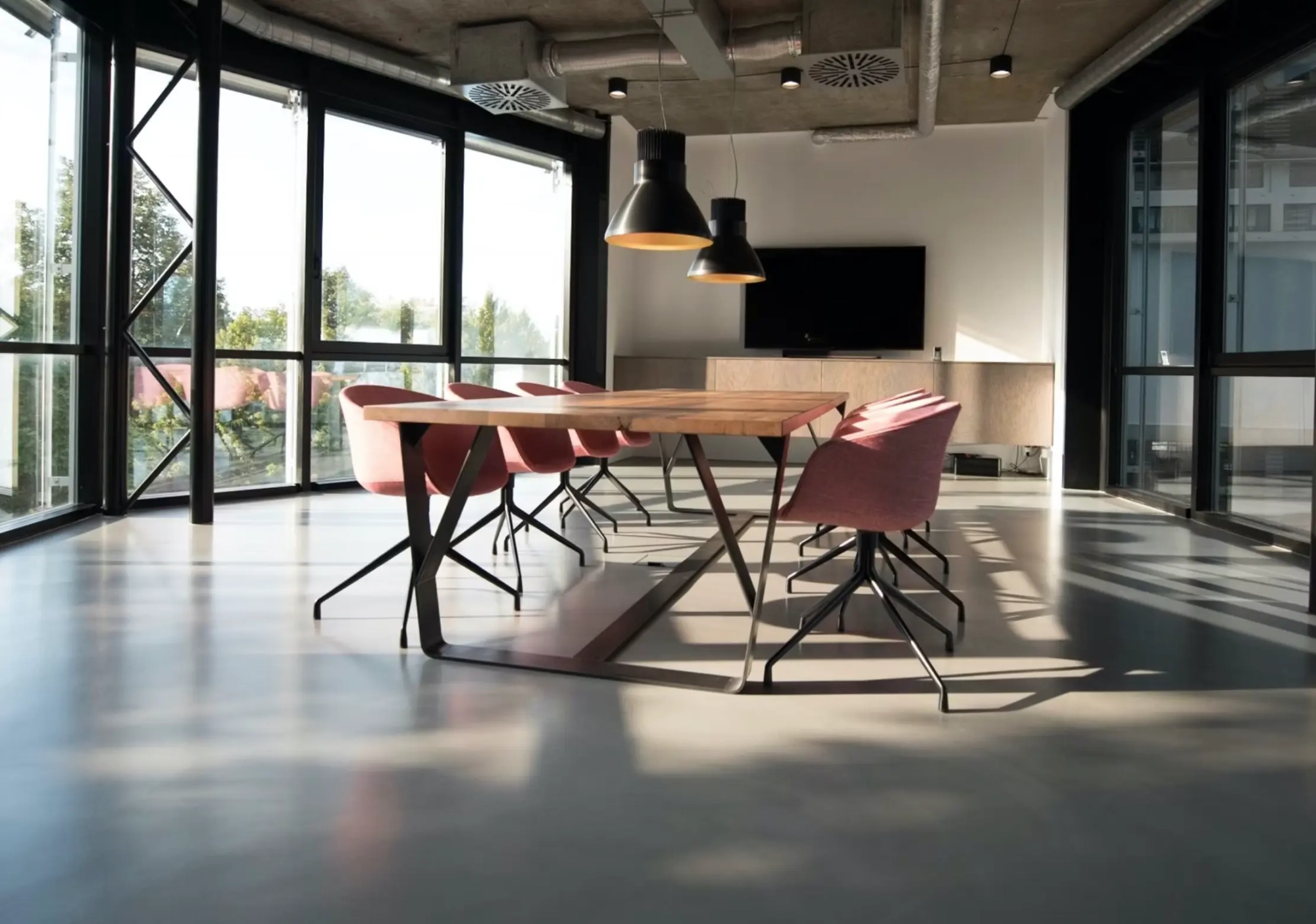 Une salle de conférence avec une grande table et des chaises.