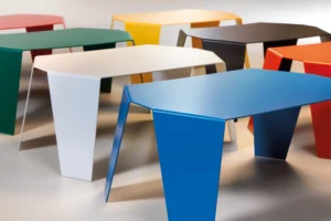 Des tables basses d'appoint design de différentes couleurs vue de face