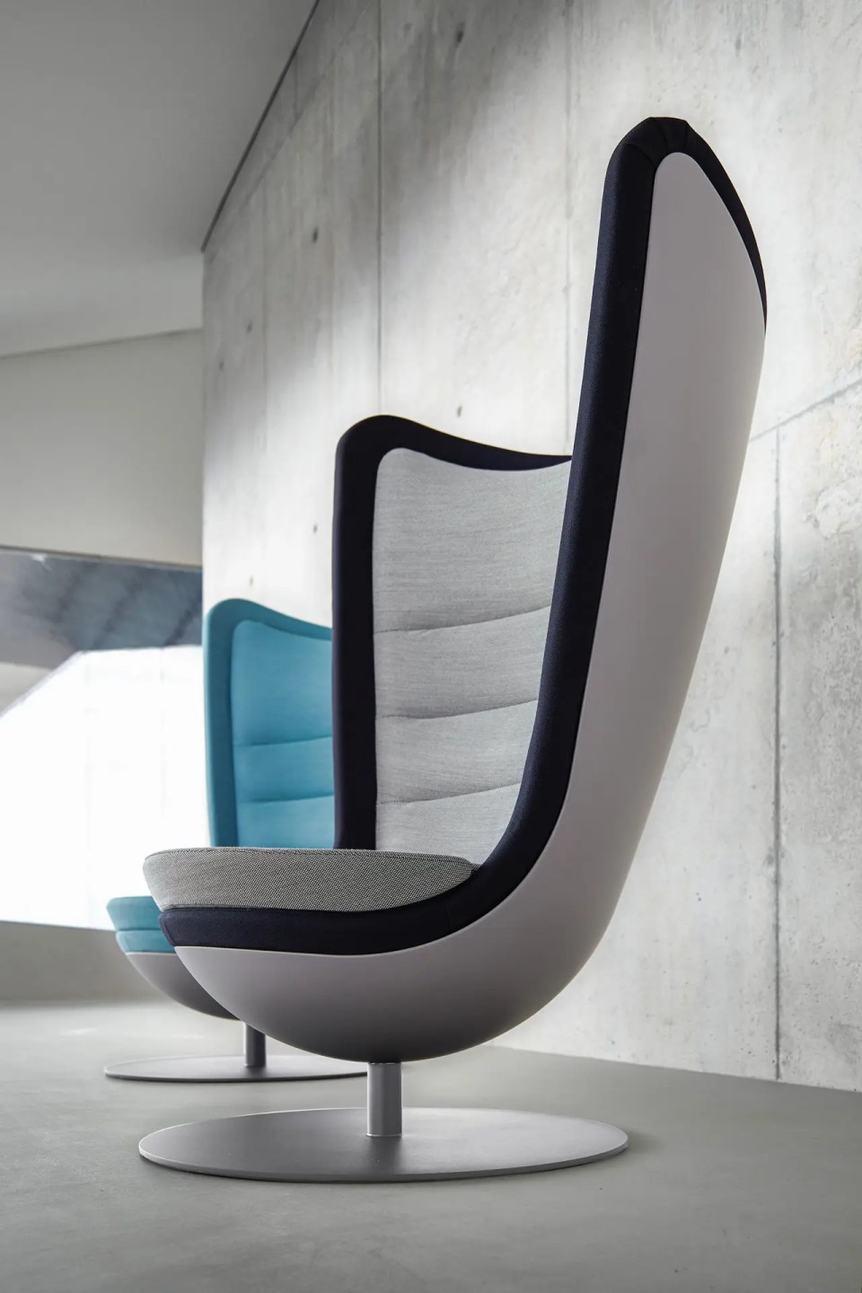 fauteuil acoustique design dans un open space contemporain avec une table basse vue de près