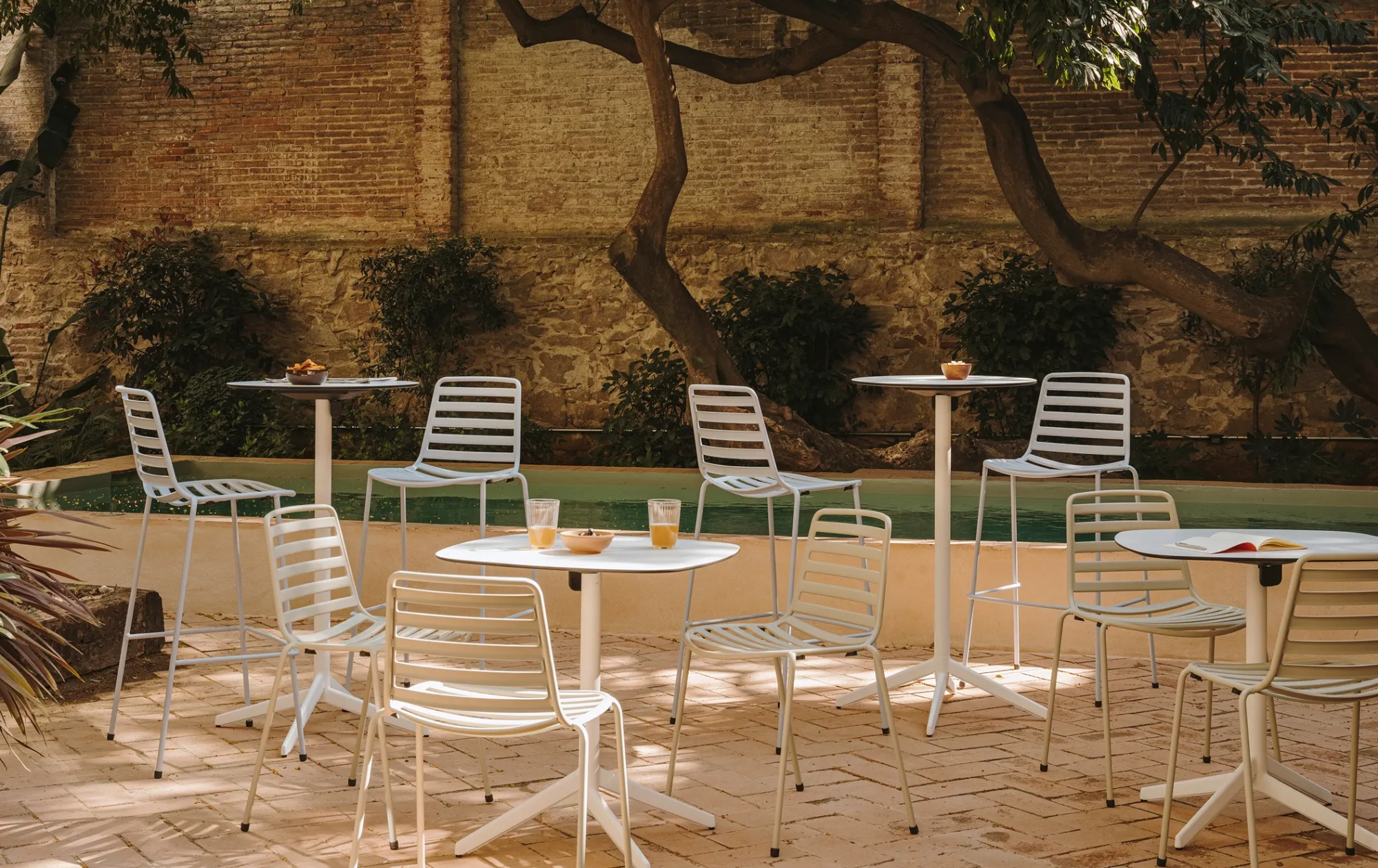 tables de restaurant et chaises hautes sur une terrasse en extérieur