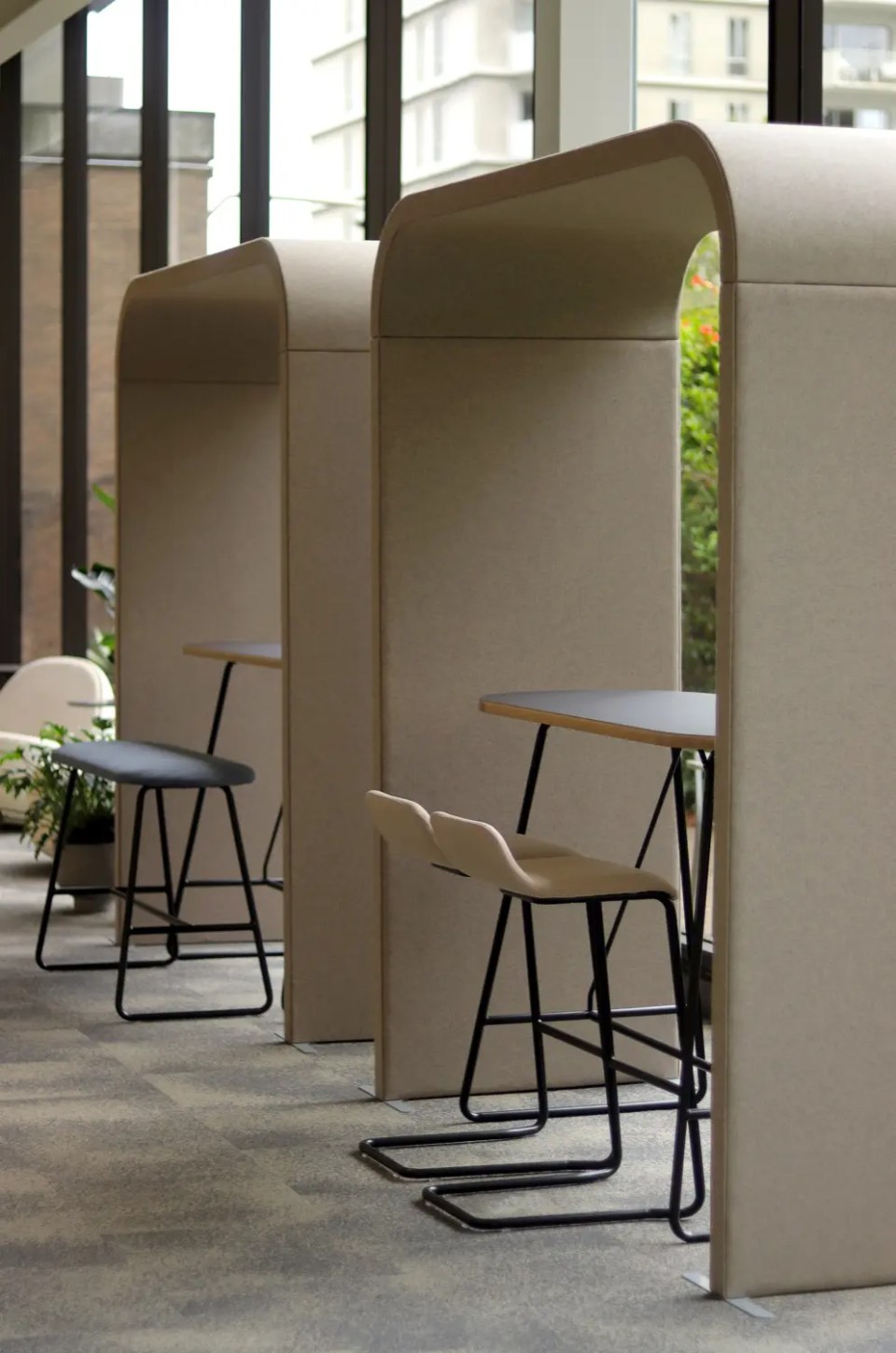 alcôve acoustique pour aménager un open space et réduire le bruit en open space avec chaise haute et table