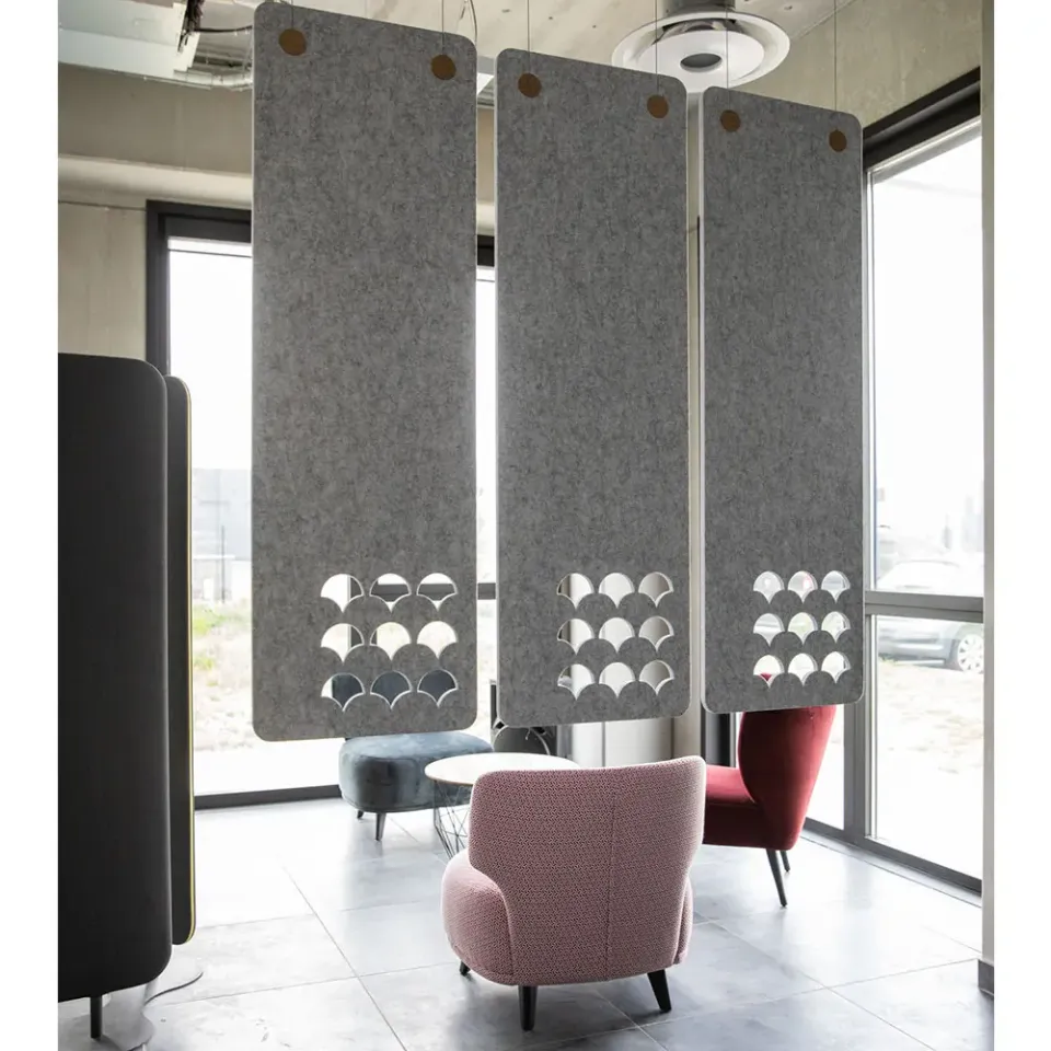 rideaux acoustiques gris clair en PET suspendus dans un bureau ou open space avec fauteuils