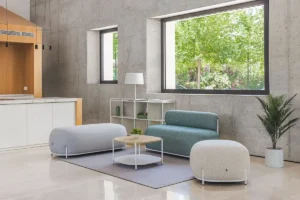 pouf d'intérieur 1 place et banquette couleurs pastel dans un espace lounge moderne