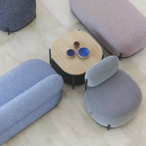 pouf d'intérieur 1 place et banquette couleurs pastel dans un espace lounge moderne vue de haut avec table basse