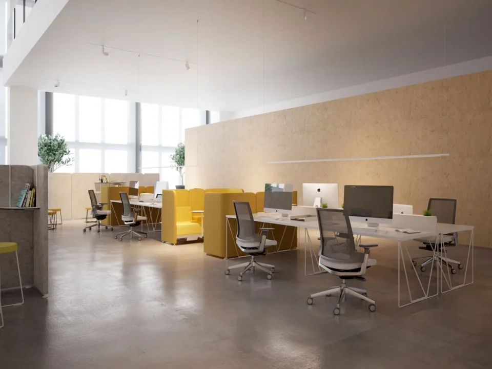 open space avec bureaux bench et chaises ergonomiques et alcôve acoustique